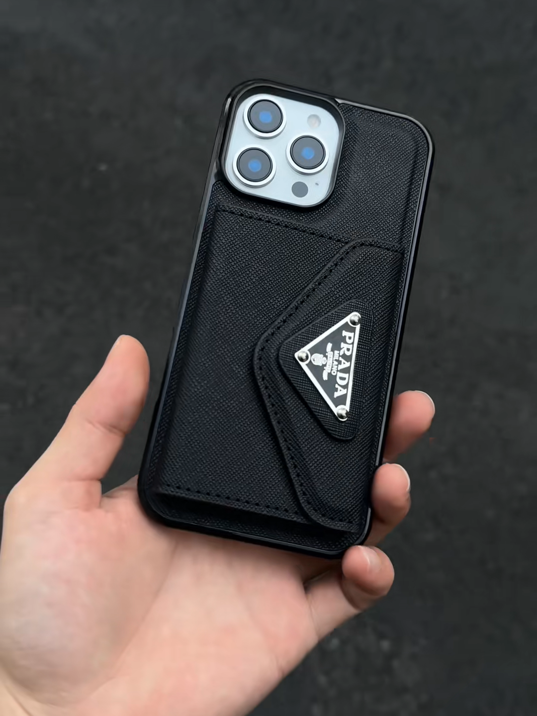 普拉達金屬標卡包手機殼